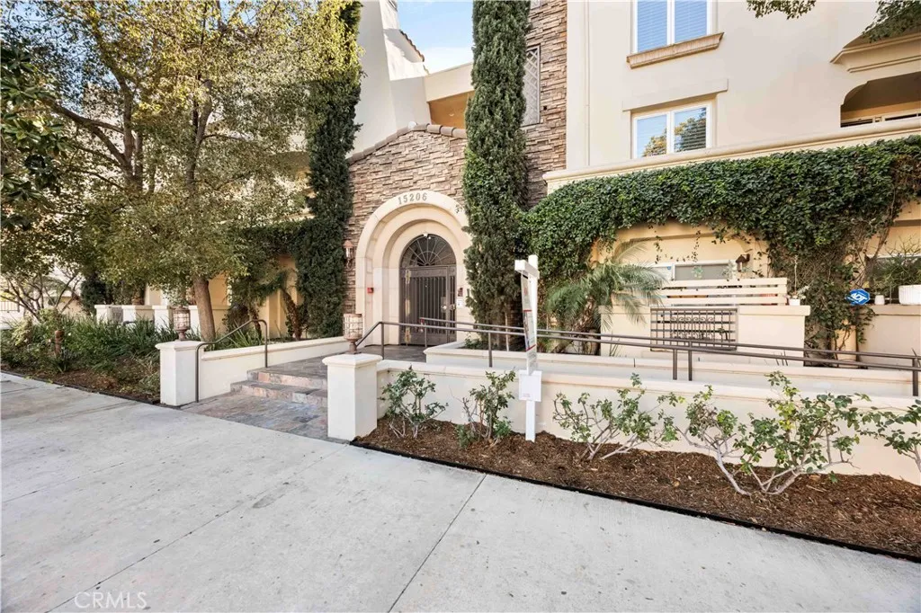 15206 Burbank Boulevard 104, Sherman Oaks, California 91411 home-pic-0